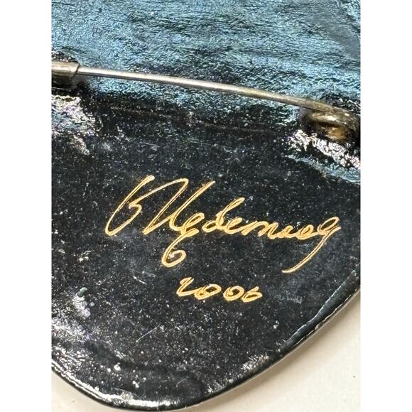 Russian Hand Painted Lacquer Brooch Pin Signed Floral Bird Triangle 2006 - Picture 5 of 7